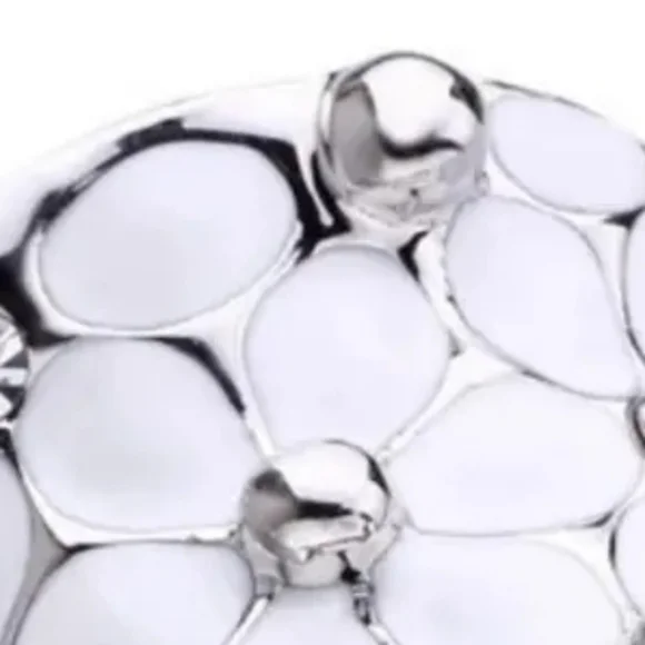 Gorgeous must have fashion Jewelry. Silver white petal ring. Stunning. NEW NWT - Picture 7 of 7